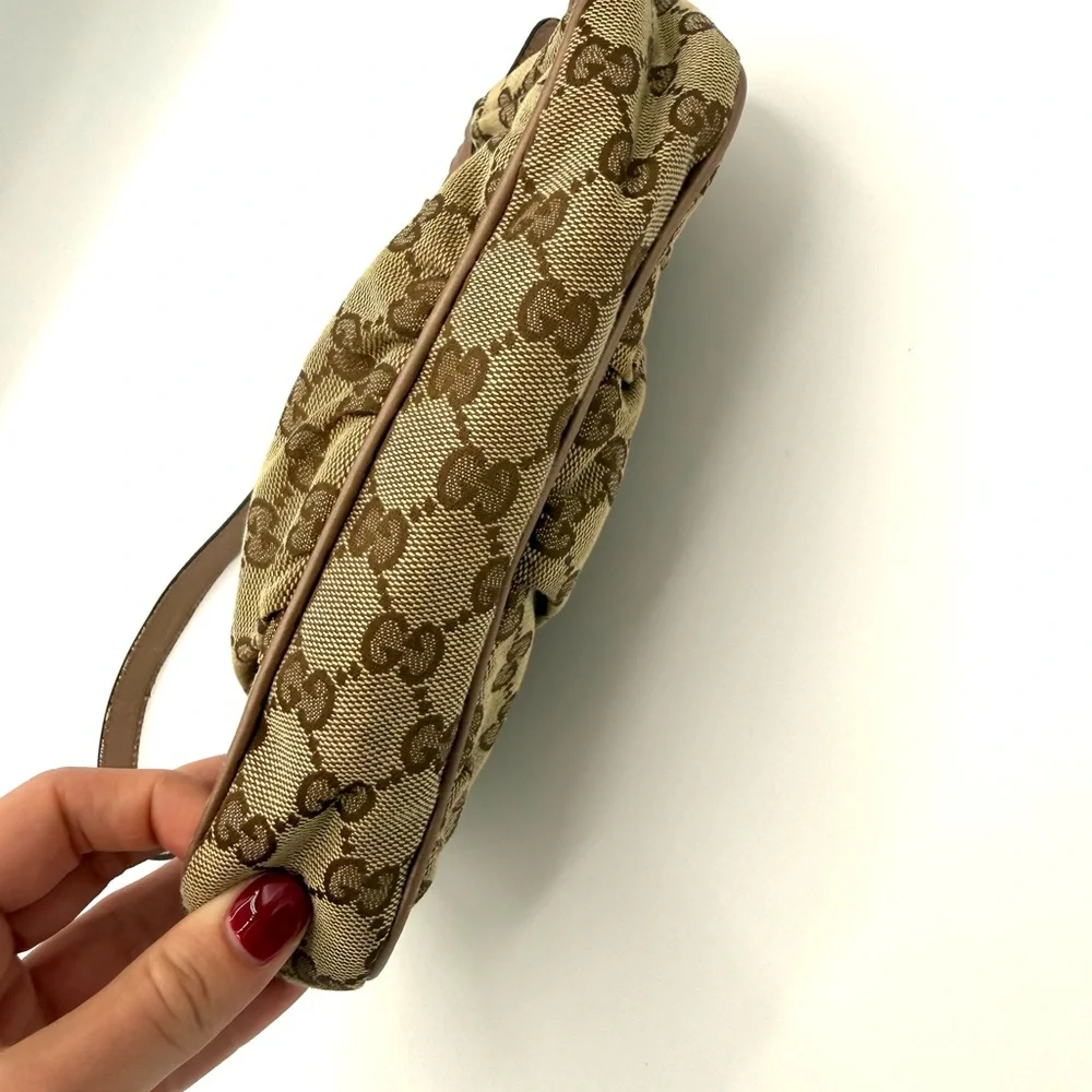 Gucci Tan and Brown Monogram Heart Charm Pochette - Picture 4 of 12